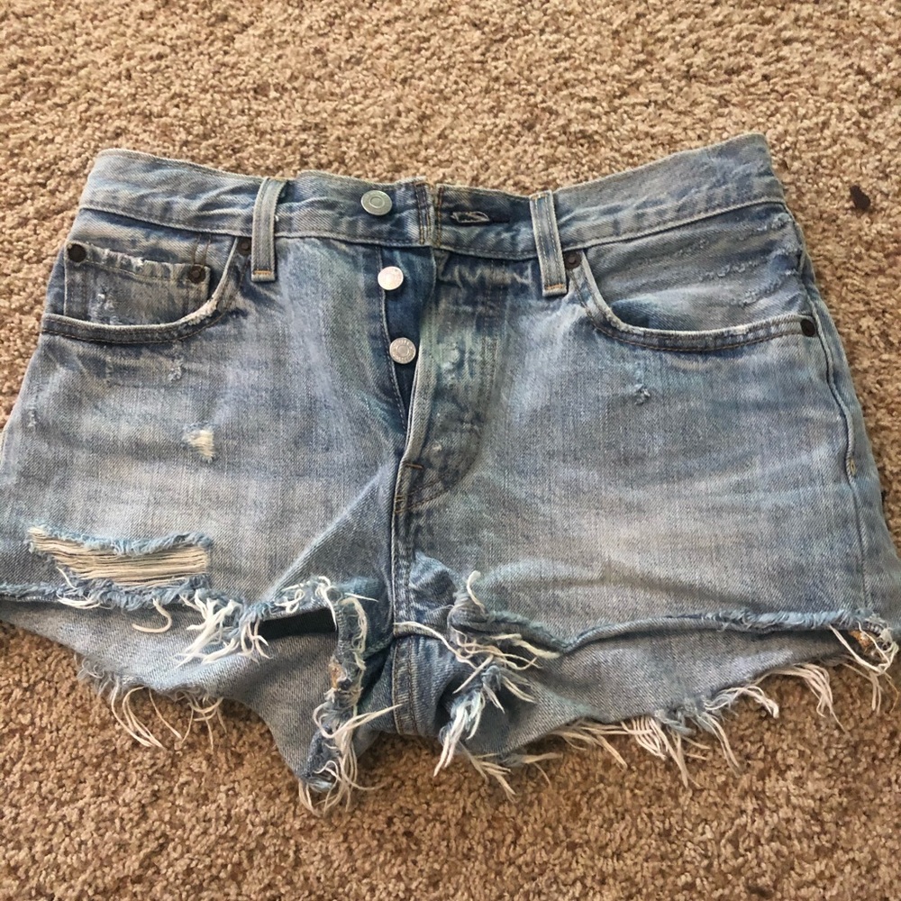 Levi distressed shorts (UO)